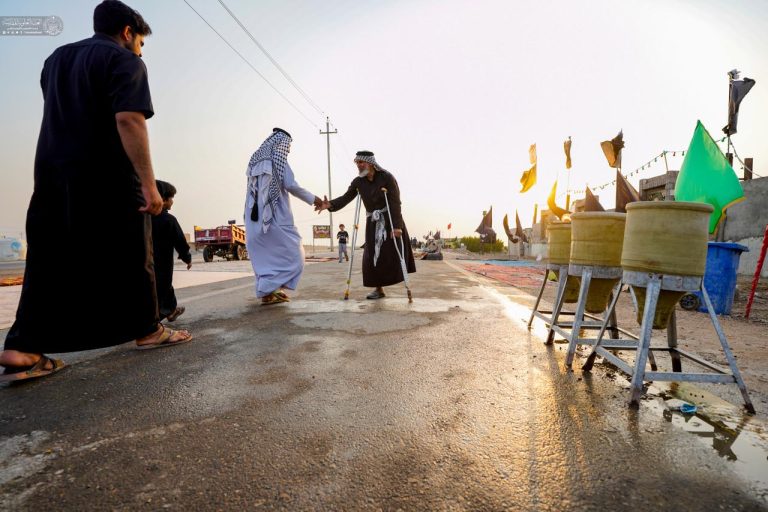 پیرمردی با عصا در حال خدمت در موکب