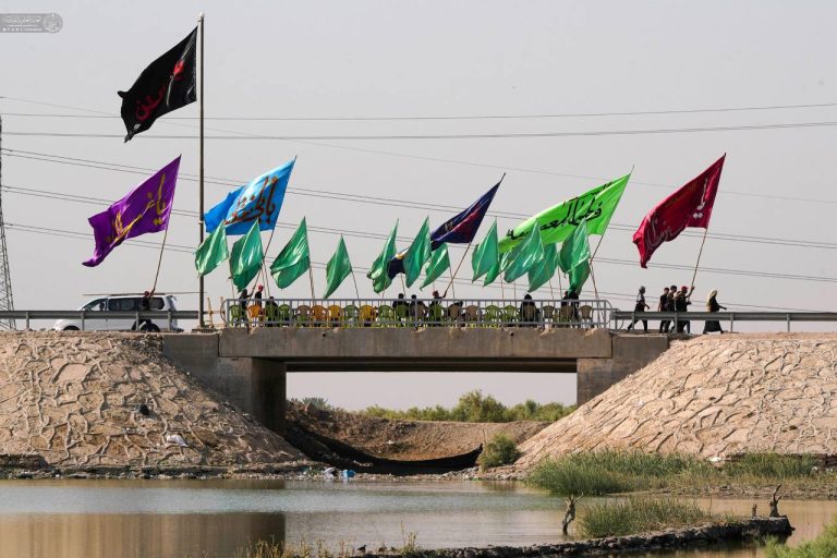 پیاده‌روان طریق الحسین در حال عبور از یک پل