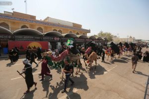 کاروان شتر در مسیر پیاده‌روی