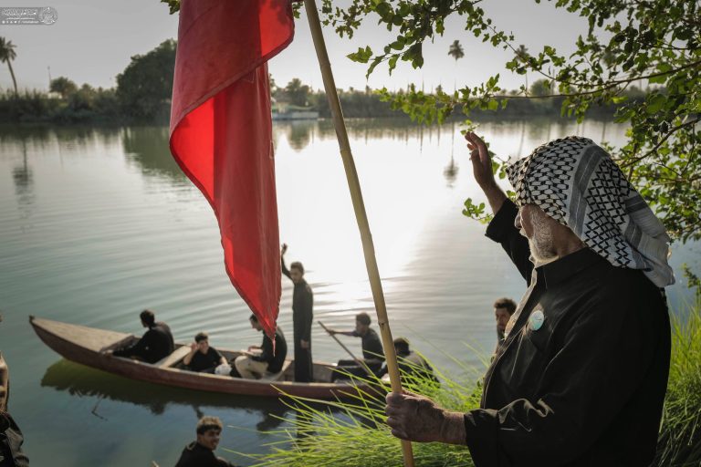 زوار اربعین در حال عبور از رودخانه