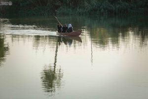 عبور از رود با قایق در مسیر پیاده‌روی اربعین
