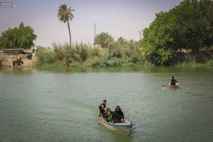 عبور زائران حسینی از رودخانه