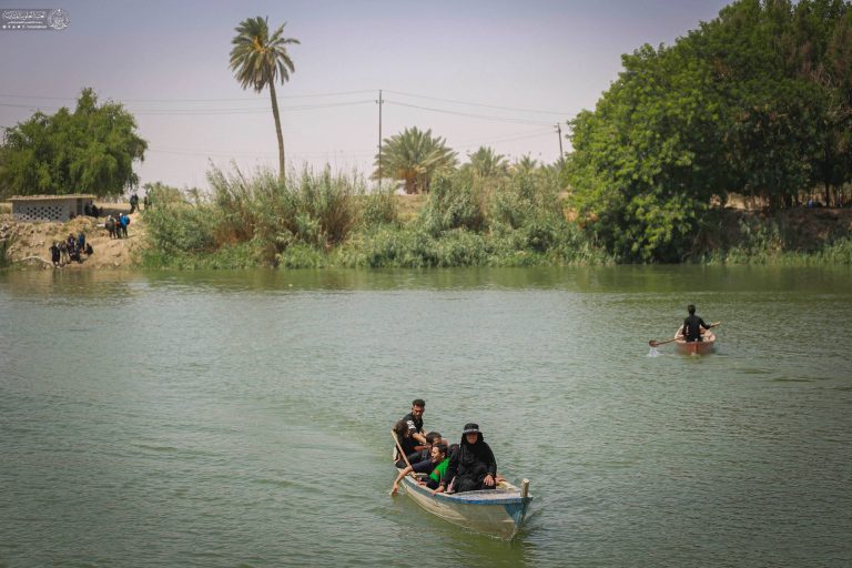 عبور زائران حسینی از رودخانه