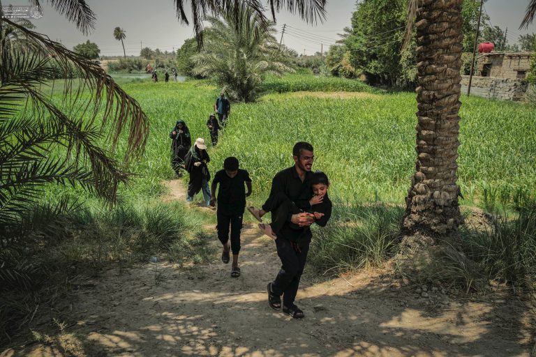 عبور راهپیمایان اربعین از باغات و نخلستان