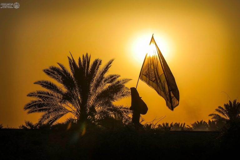 یک زائر هنگام غروب در مسیر پیاده‌روی