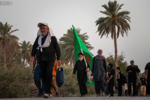حرکت پیاده‌روان اربعینی در مسیر کربلا