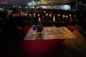 نماز جماعت در مسیر پیاده‌روی اربعین