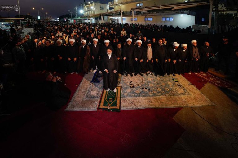 نماز جماعت در مسیر پیاده‌روی اربعین