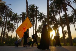 پرچم من مولاه فهذا علی مولاه در مسیر پیاده‌روی اربعین
