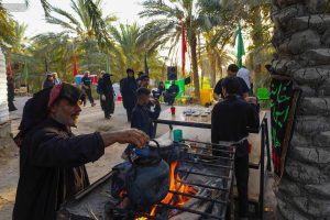 آماده کردن چای در مسیر نخلستان