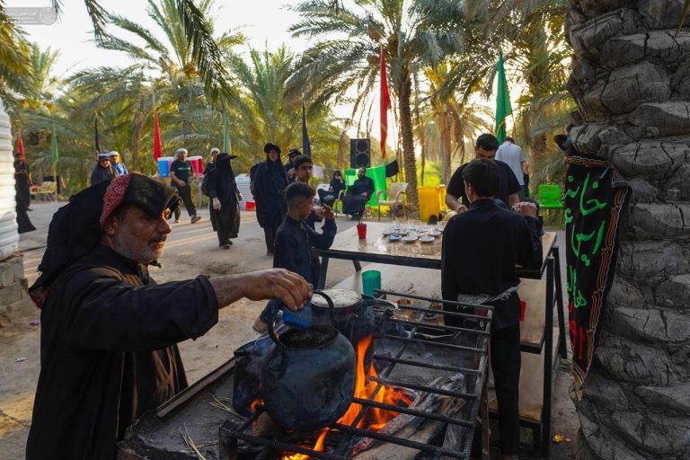آماده کردن چای در مسیر نخلستان