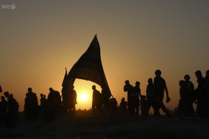 ضد نور سایه مردان در حال پیاده‌روی به سمت کربلا