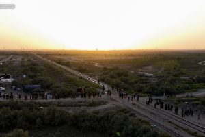 تصویر هوایی حرکت زائران اربعین از کنار راه آهن