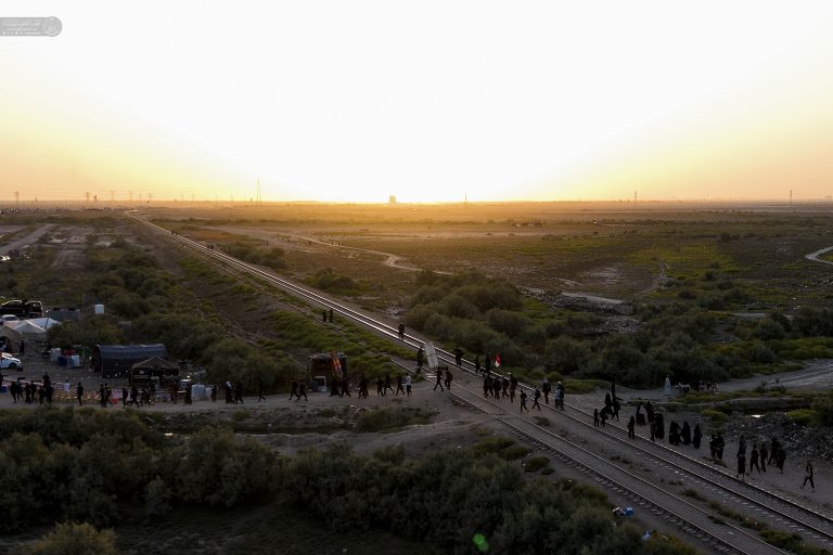 تصویر هوایی حرکت زائران اربعین از کنار راه آهن