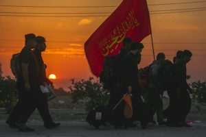 مردانی که پیاده به سمت کربلا حرکت میکنند- غروب آفتاب