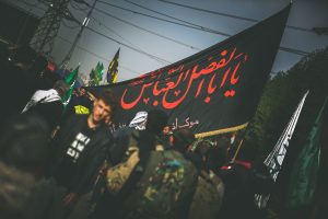 پرچم یا ابالفضل العباس در مسیر کربلا