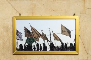 آینه با تصویر پیاده‌روی زائران اربعین