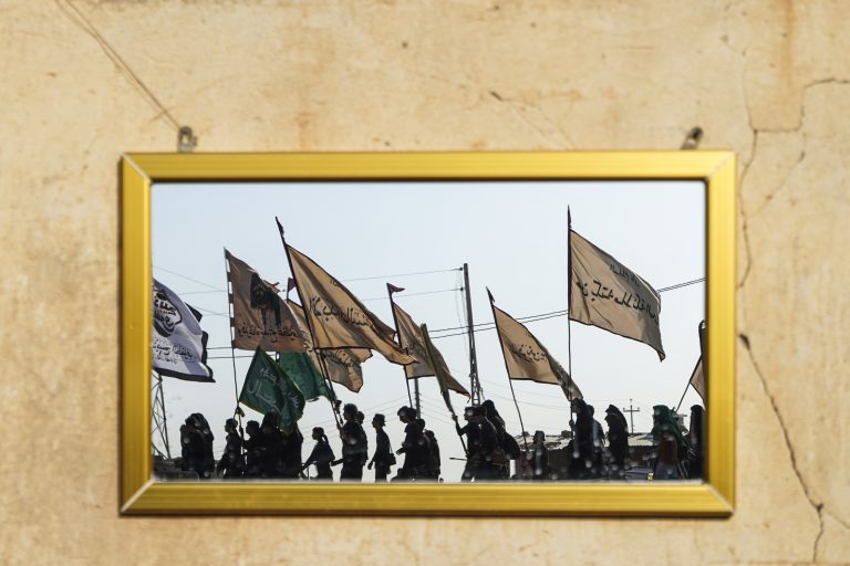 آینه با تصویر پیاده‌روی زائران اربعین