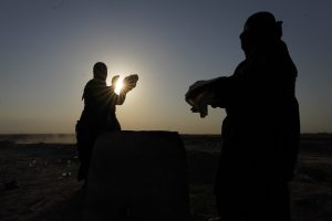 زنان در حال پخت نان در مسیر کربلا