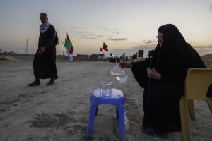 پرزنی برای زائران آب می‌ریزد