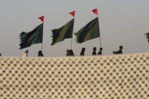 زوار اربعین و پرچم و چفیه