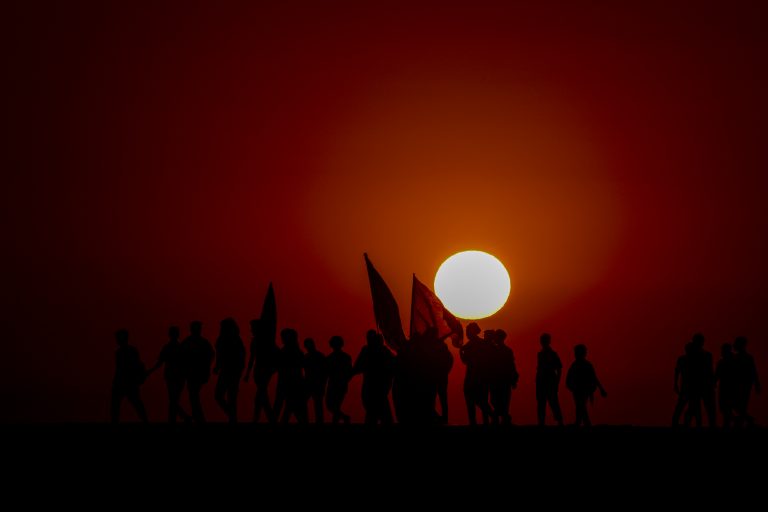زائران اربعین در غروب طی طریق می‌کنند
