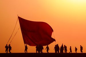 پرچم عظیم یا لثارات الحسین در مسیر زیارت اربعین