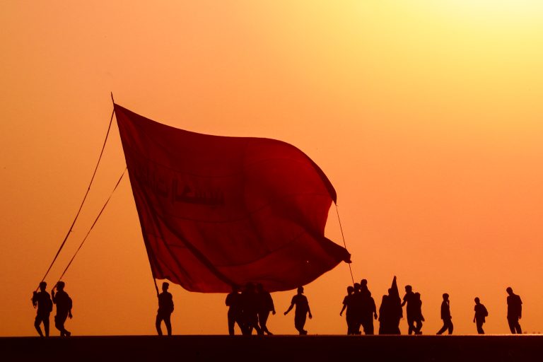 پرچم عظیم یا لثارات الحسین در مسیر زیارت اربعین