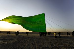 پرچم سبز بزرگ در مسیر پیاده‌روی اربعین