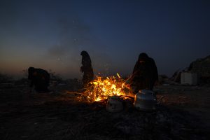 خانم‌ها در حال درست کردن آتش در موکب