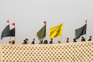 زائران اربعین پرچم‌های مختلفی حمل می‌کنند