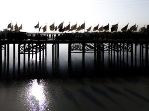 یک پل در مسیر کربلا با پچم‌هایی روی آن
