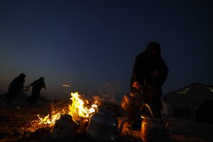 آماده کردن چای آتشی در کنار مسیر پیاده‌روی کربلا