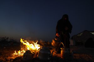 خانمی که برای زوار چای آتشی درست می‌کند