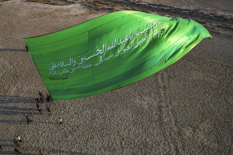 تصویر هوایی پرچم سبز بزرگ در مسیر پیاده‌روی اربعین