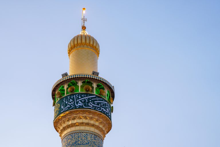 پارچه نوشته یا قمر بنی هاشم بر گرد گلدسته حرم امیرالمؤمنین