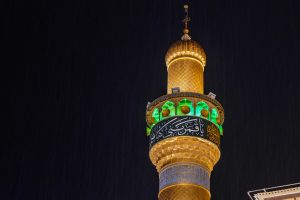 گلدسته حرم علوی با نوشتۀ قمر بنی هاشم