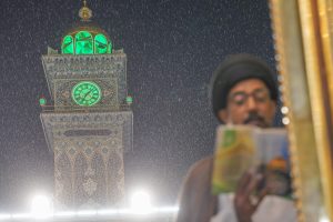 زائر روحانی و بارش باران در صحن حرم امیرالمؤمنین علی