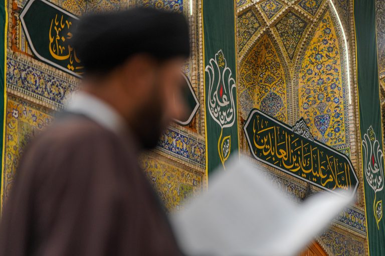 یک زائر روحانی در میلاد امام حسین در حرم علوی