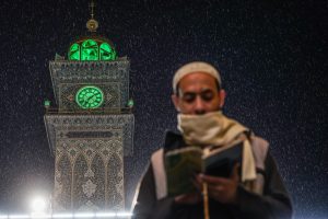 زائر و مناره ساعت در پس زمینه
