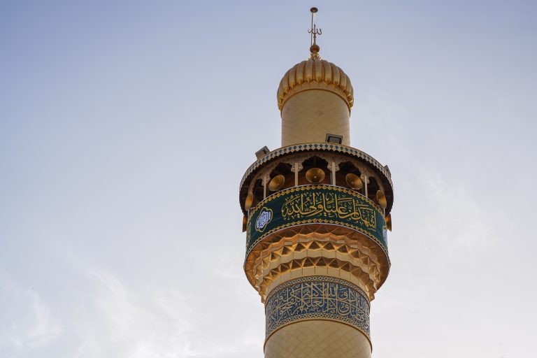 بنر اشهد ان علیا ولی الله بر گلدسته حرم امیرالمؤمنین