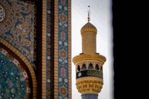 گلدسته طلایی حرم با بنر اشهد ان علیا ولی الله