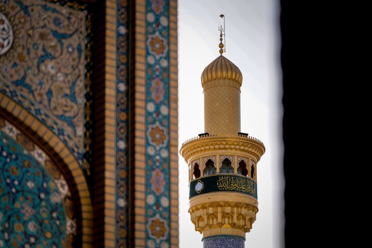 گلدسته طلایی حرم با بنر اشهد ان علیا ولی الله