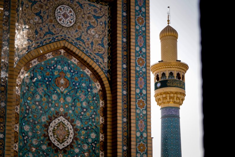 گلدسته و کتیبه غدیری و کاشی‌کاری حرم