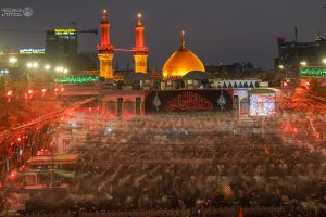 نمای شبانه حرم امام حسین (علیه‌السلام) با گنبد طلایی و جمعیت گسترده زائران اربعین