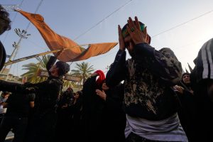 زائران عزادار در بین الحرمین در اربعین