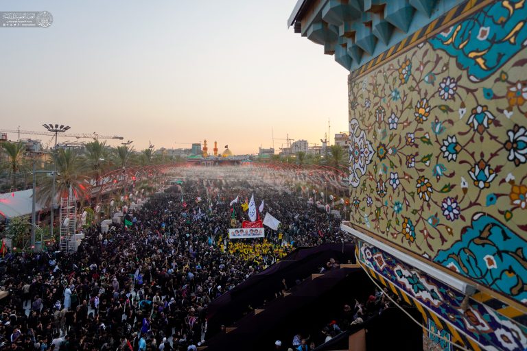 نمای بالا از زائران اربعین میان دو حرم در کربلا