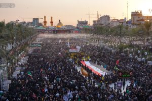 هیئت‌های عزاداری اربعین در بین الحرمین به سمت حرم امام حسین (علیه‌السلام) حرکت می‌کنند