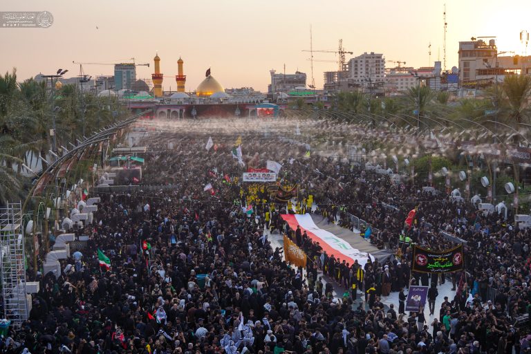 هیئت‌های عزاداری اربعین در بین الحرمین به سمت حرم امام حسین (علیه‌السلام) حرکت می‌کنند
