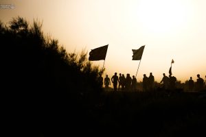 زائران در حال پیاده‌روی و نور خورشید
